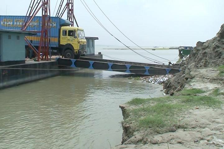 দৌলতদিয়ায় যানবাহনের অপেক্ষায় ফেরি