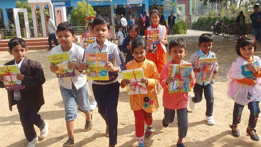 দুই শ্রেণির সব বই ছাড়াই আজ ‘বই উৎসব’