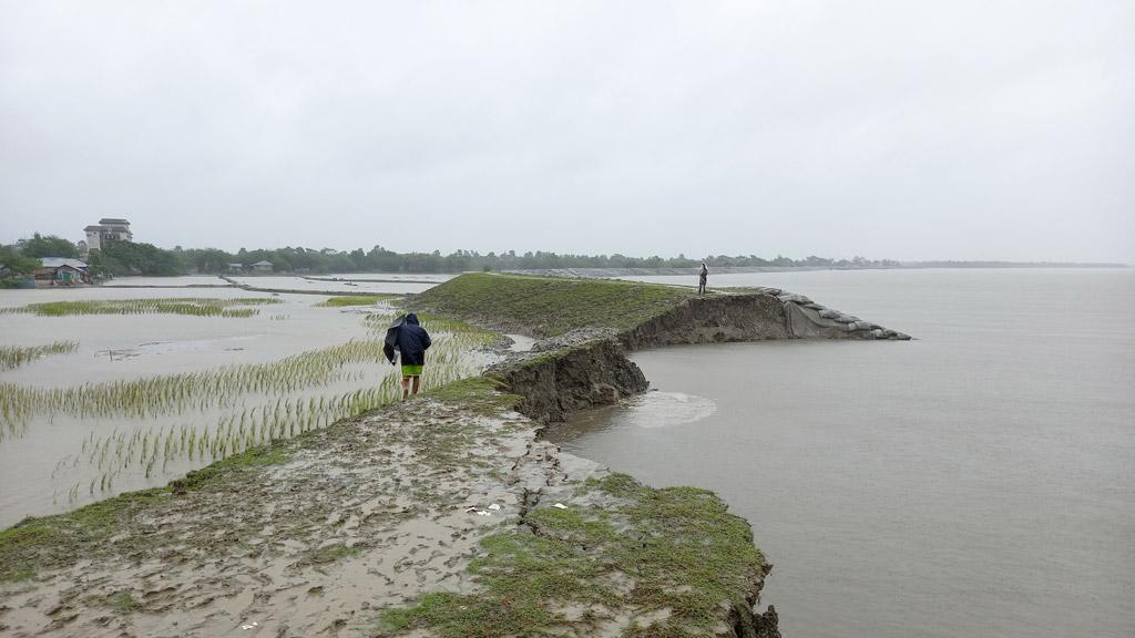 কয়রায় কপোতাক্ষ নদের বেড়িবাঁধে ধস, বাড়ি-ঘর ও আবাদি জমির ফসল হারানোর আতঙ্কে মানুষ