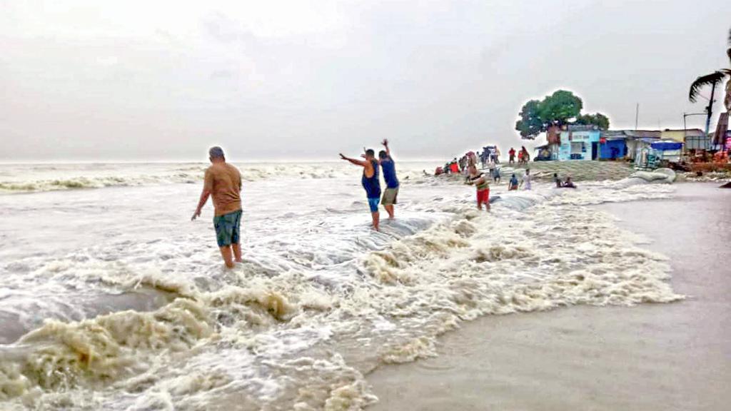 শেষ ভাদ্রে টানা বৃষ্টিতে ভুগছে উপকূলের মানুষ