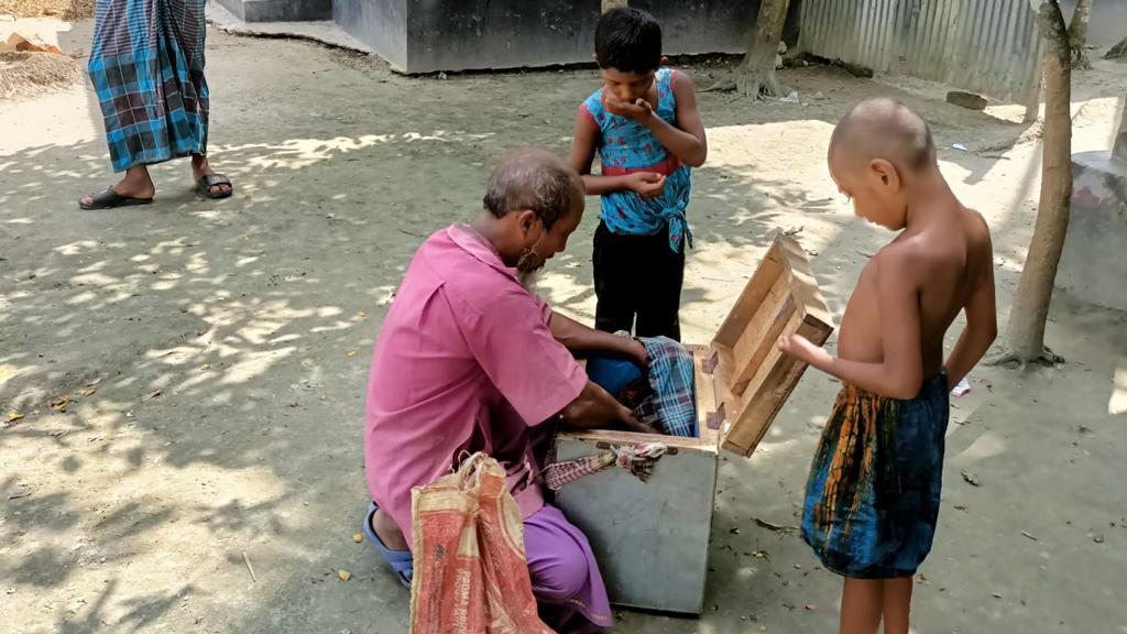 সত্তরোর্ধ্ব হাসেমের কাঁধে দিনভর আইসক্রিমের বাক্স, তবুও বুড়ো-বুড়ির সংসারে টানাটানি 