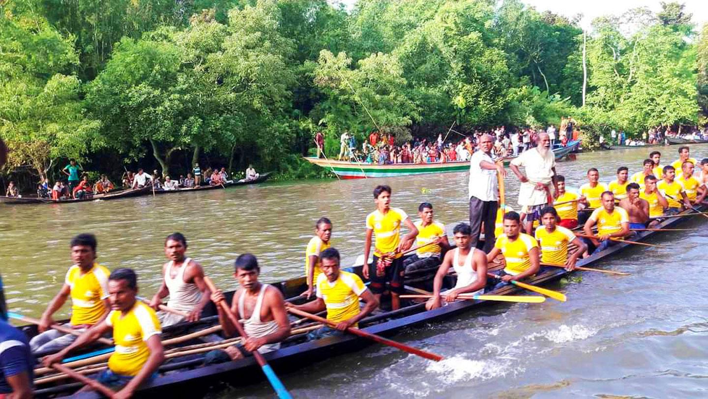 ঐতিহ্যের নৌকা বাইচে উচ্ছ্বসিত হাজারো মানুষ