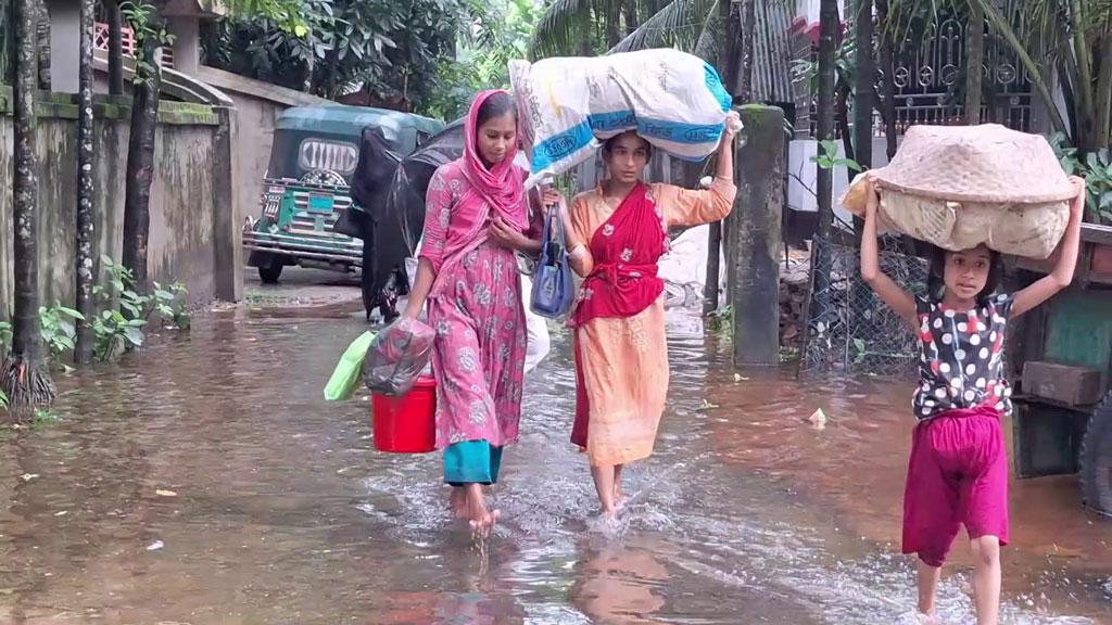 লক্ষ্মীপুরে পানি বাড়া অব্যাহত, আশ্রয়কেন্দ্রে ৩০ হাজার মানুষ