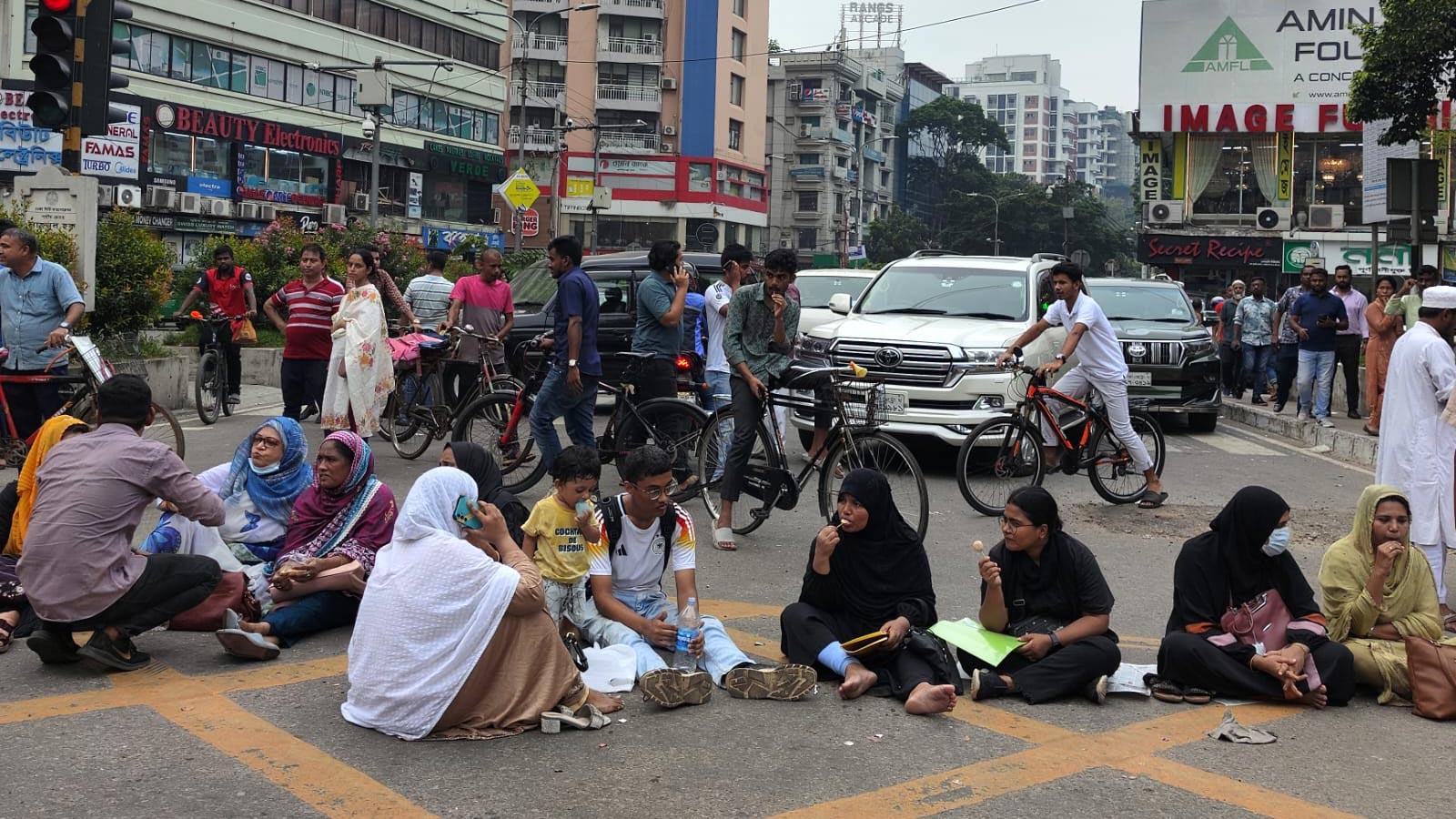 গুলশানে শিক্ষার্থীদের সড়ক অবরোধ, ৪ ঘণ্টা তীব্র যানজট