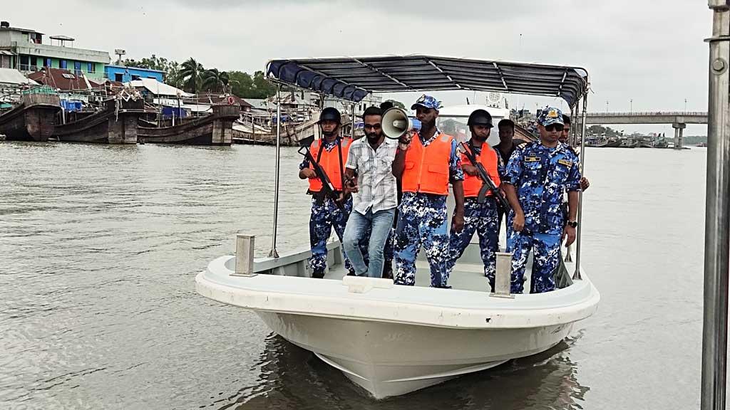 মাছ ধরায় চলমান নিষেধাজ্ঞা সফল করতে কোস্টগার্ডের প্রচারাভিযান