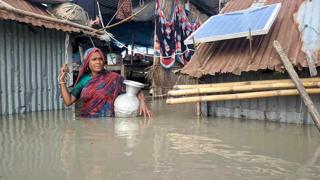 কুড়িগ্রামে সামর্থ্যবানদের পেটে বানভাসিদের ত্রাণ