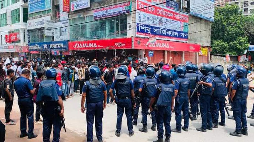 টাঙ্গাইলে শিক্ষার্থীদের মিছিলে পুলিশের বাধা 