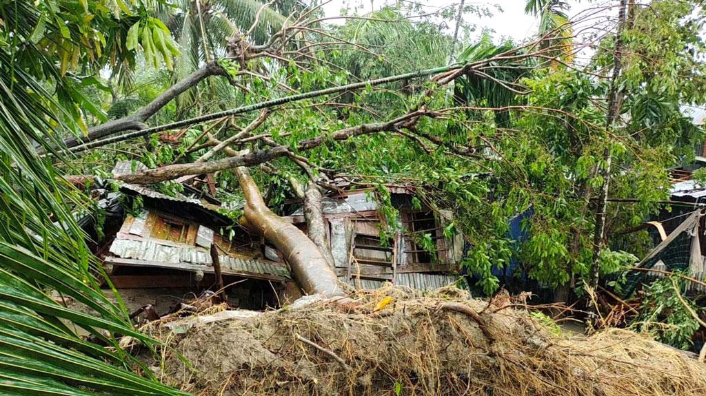 পাথরঘাটায় প্রায় পাঁচ হাজার ঘর বিধ্বস্ত 