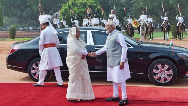 নয়াদিল্লির রাষ্ট্রপতি ভবনে শেখ হাসিনাকে লালগালিচা সংবর্ধনা