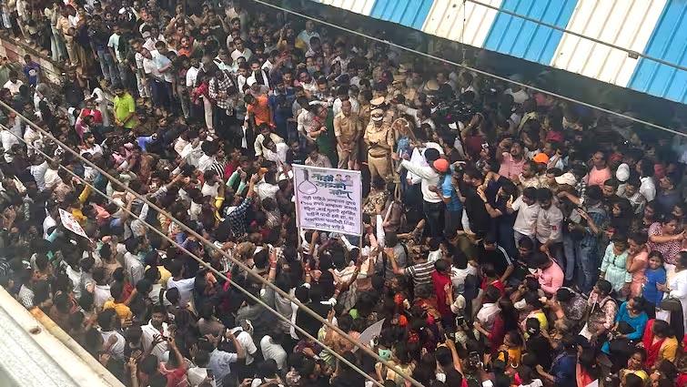 কিন্ডারগার্টেনে শিশুকে যৌন নির্যাতন: মুম্বাইয়ে বিক্ষোভ সামলাতে ইন্টারনেট বন্ধ