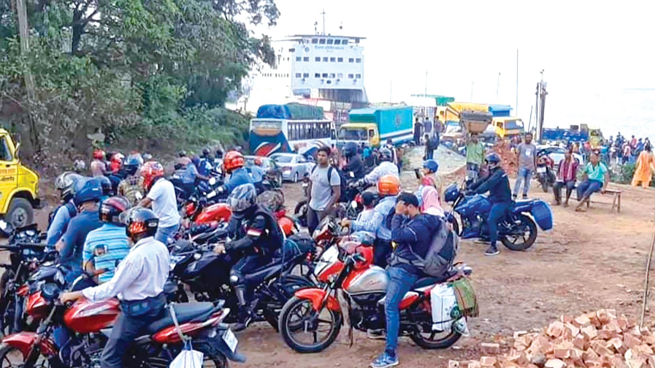 বিকল্প পথে সুবিধার বদলে ভোগান্তি