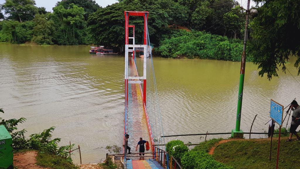 কাপ্তাই হ্রদে পানি বেড়ে ডুবে গেছে ঝুলন্ত সেতু