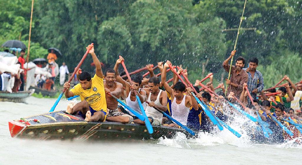 ঘিওরে ইছামতী নদীতে নৌকাবাইচ