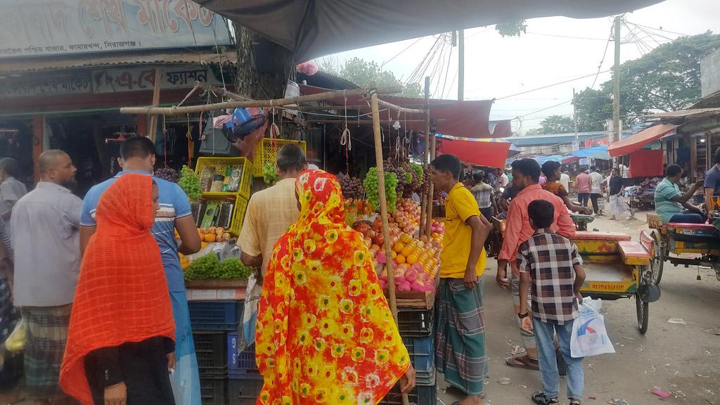 কামারখন্দে ইউএনওর সিদ্ধান্ত উপেক্ষা, চলছে ফুটপাত দখল করে বেচাকেনা