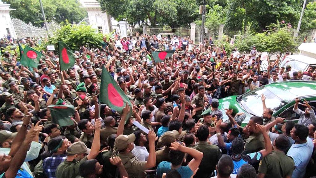 স্বরাষ্ট্র উপদেষ্টার আশ্বাসে আনসারদের আন্দোলন স্থগিত