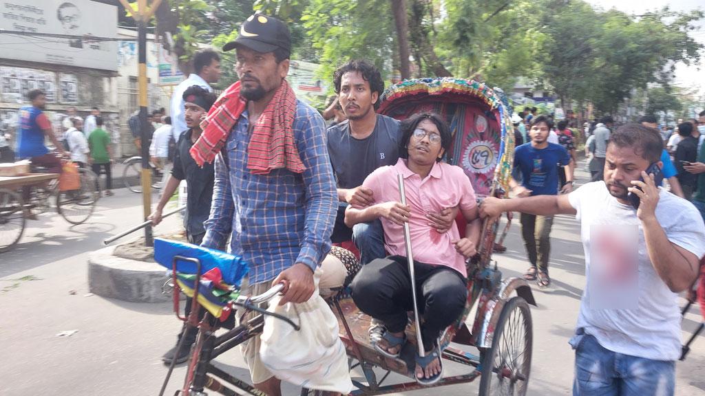 জবিতে শিক্ষার্থীদের বিক্ষোভ মিছিলে গুলি, বিদ্ধ ৪ শিক্ষার্থী