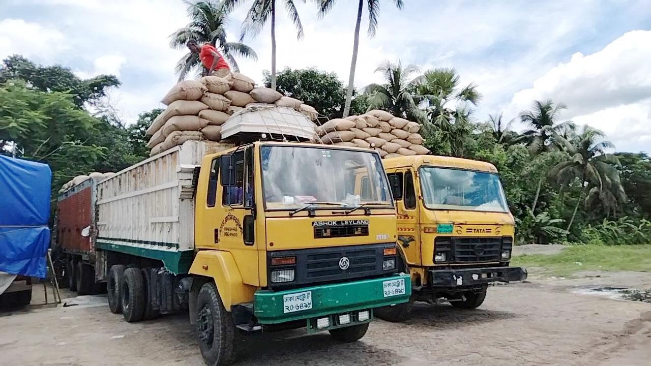 আখাউড়া স্থলবন্দর থেকে প্রায় আড়াই হাজার টন ভারতীয় গম খালাস