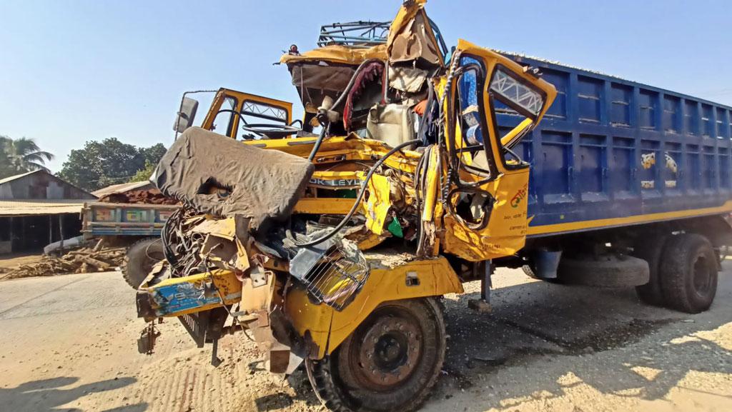 দাঁড়িয়ে থাকা ট্রাকে আরেক ট্রাকের ধাক্কা, নিহত ২ 