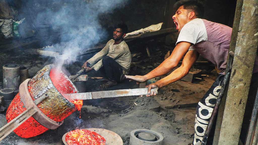 আইনের ফাঁক আদালতে ঘোরাচ্ছে শ্রমিকদের