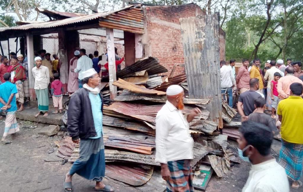 বাঁশখালীতে অগ্নিকাণ্ডে পুড়ল ৫ দোকান ও ১২ অটোরিকশা