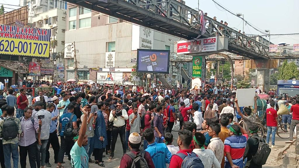 ফের অবরোধ ডেকে পাঁচ ঘণ্টা পর সড়ক ছাড়ল সাত কলেজের শিক্ষার্থীরা