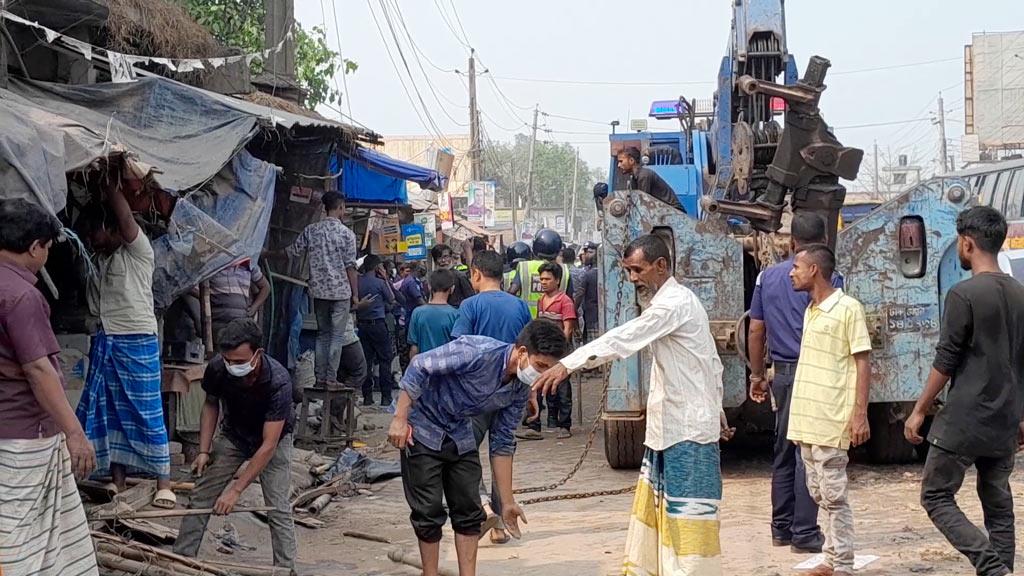 গাইবান্ধায় মহাসড়কের দুই পাশের অবৈধ স্থাপনা উচ্ছেদ অভিযান শুরু