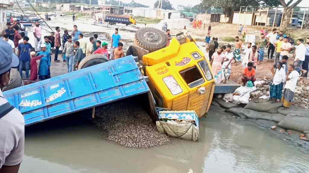 ফেরি থেকে নামতে গিয়ে পাথরবোঝাই ট্রাক নদীতে