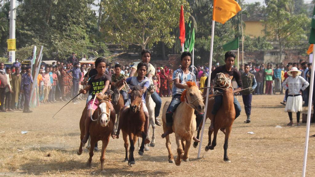 হানাদার মুক্ত দিবসে নওগাঁয় ঘোড়দৌড়