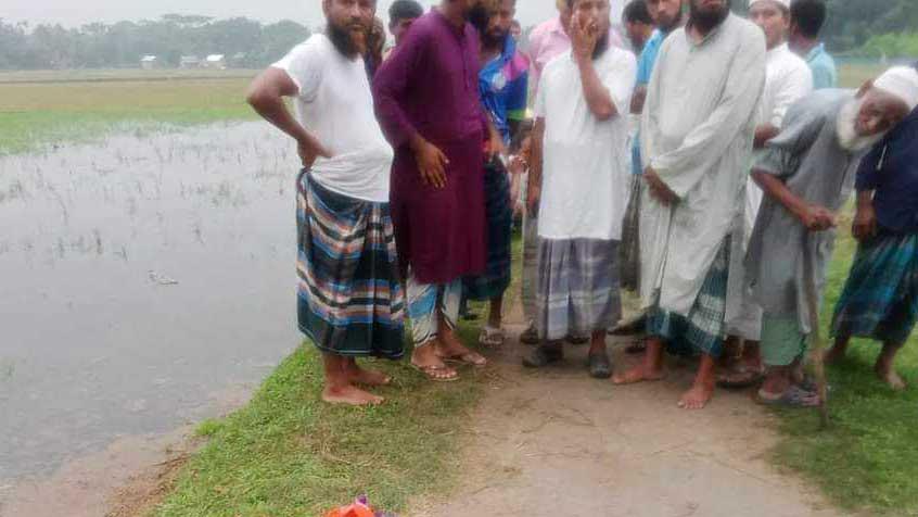 সড়কে পড়ে ছিল নারীর রক্তাক্ত লাশ, পাশে ২ বছরের জীবন্ত শিশু