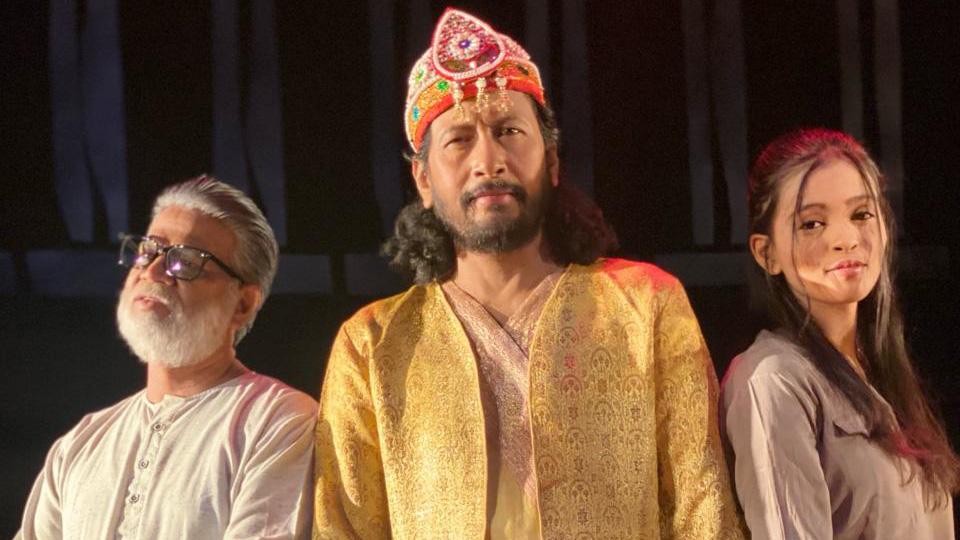 মঞ্চনাটকের রিভিউ: দর্শককে উজ্জীবিত করবে ‘অভিনেতা’