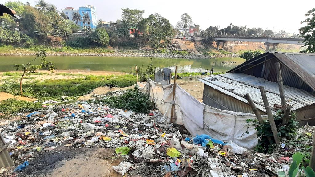 দূষণ-দখলে নদ শ্রীহীন