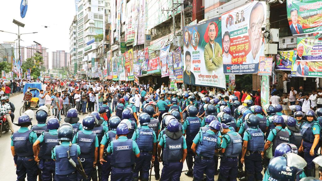 দুই দলের পাল্টাপাল্টি সমাবেশ: নাটকীয়তা শেষ, কাটেনি শঙ্কা