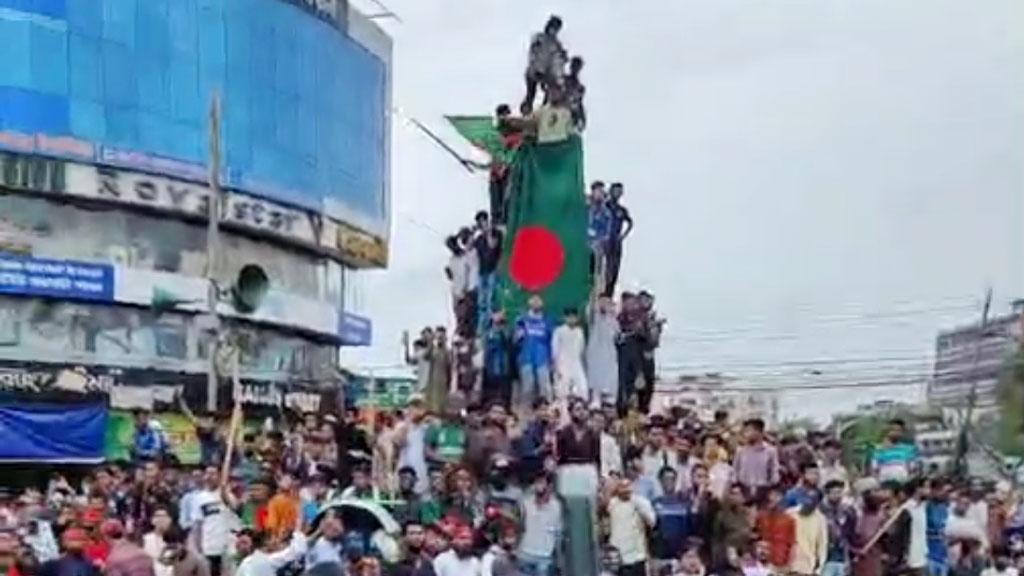 চট্টগ্রামে নিউমার্কেট এলাকা রণক্ষেত্র, পাল্টাপাল্টি ধাওয়া, সংঘর্ষ