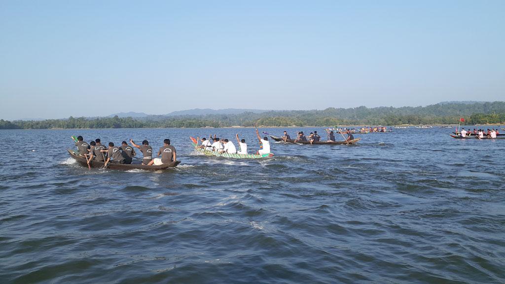 নানিয়ারচরে নৌকাবাইচ দেখতে ভিড়