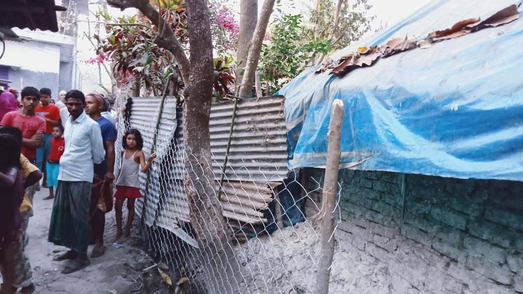 প্রভাবশালীর সহযোগিতায় প্রতিবেশীকে বেড়া দিয়ে অবরুদ্ধ