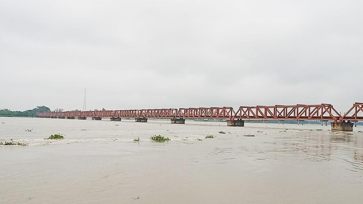 হু হু করে বাড়ছে তিস্তার পানি