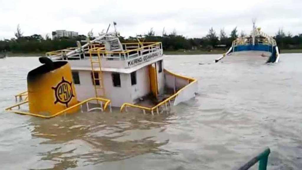 মোংলায় পশুর নদীতে ডুবে যাওয়া লাইটার জাহাজ থেকে কয়লা অপসারণ শুরু