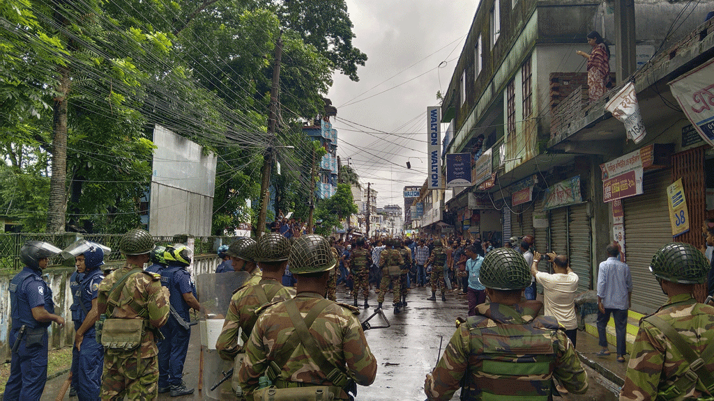 ঝালকাঠিতে কারফিউ ভঙ্গ করে শিক্ষার্থীদের বিক্ষোভ