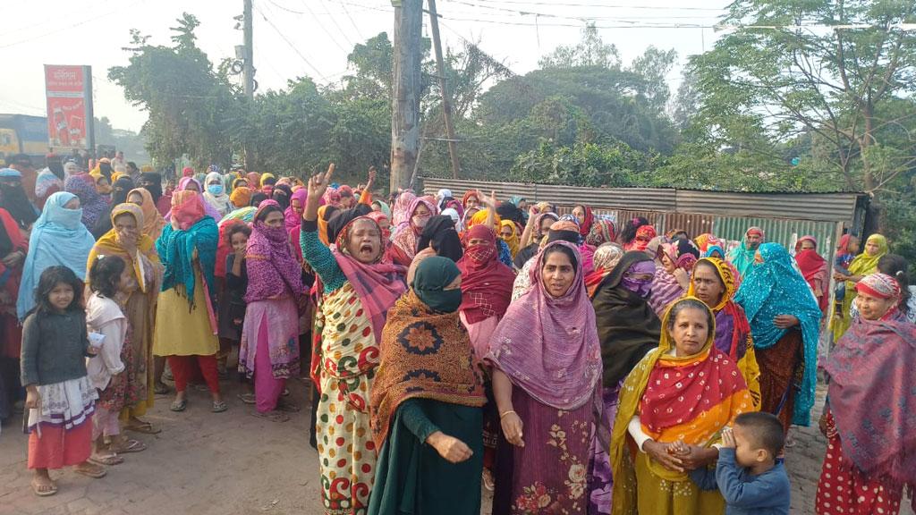 এলাকাবাসীর তোপের মুখে কাজ বন্ধ করলেন তিতাস গ্যাসের কর্মকর্তারা