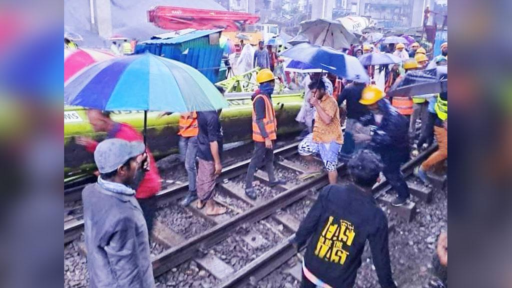 ক্রেনের ধাক্কায় ট্রেন লাইনচ্যুত: ঢাকার সঙ্গে সারা দেশের রেল যোগাযোগ বিচ্ছিন্ন