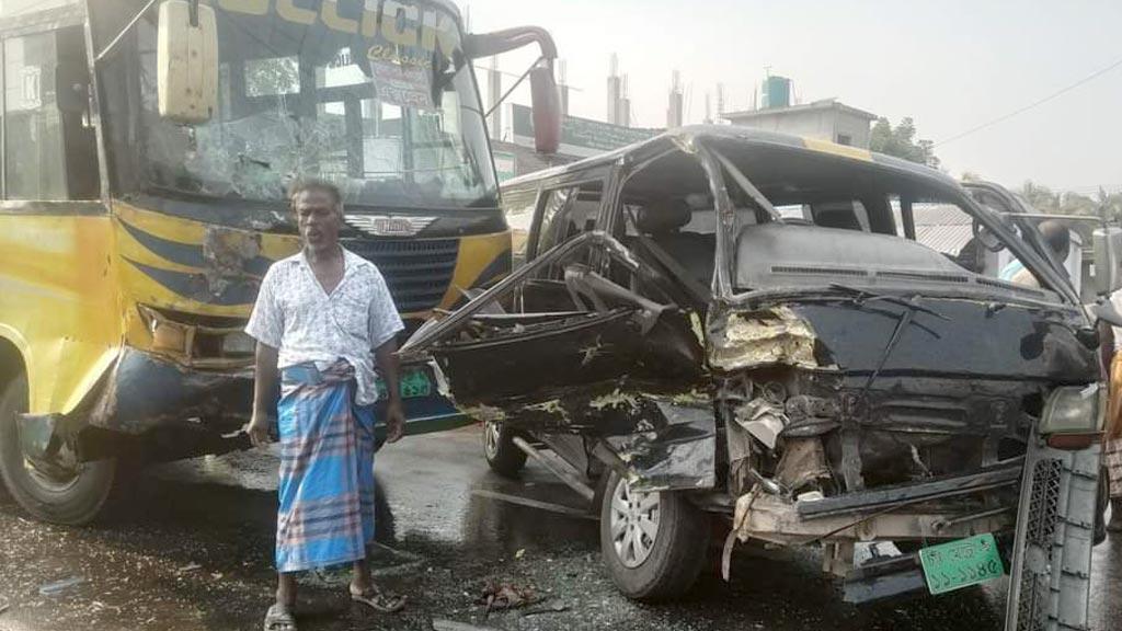 ডুমুরিয়ায় বাসের ধাক্কা বরযাত্রীবাহী মাইক্রোবাসে, আহত ৬ 