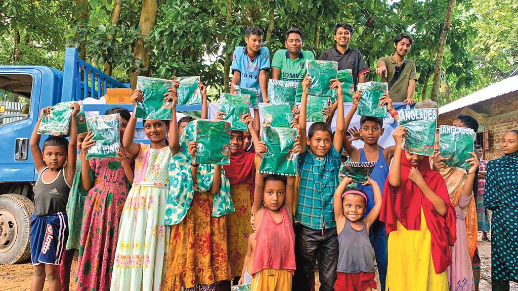 ঢাবির দুর্যোগ ব্যবস্থাপনা ইনস্টিটিউটের ত্রাণ বিতরণ