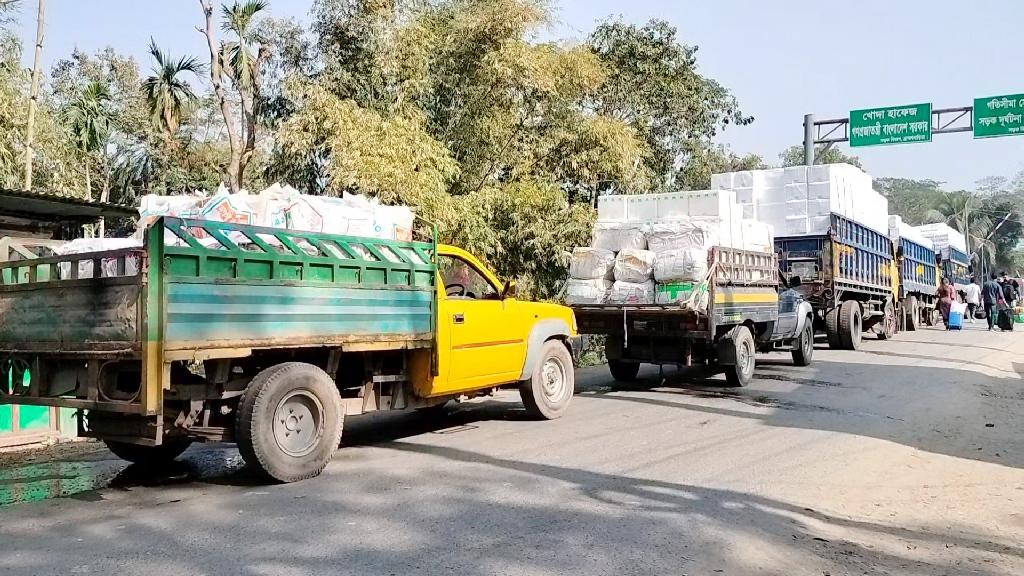 নিষেধাজ্ঞা প্রত্যাহার হওয়ায় সোমবার সকাল থেকে ত্রিপুরায় মাছ রপ্তানি শুরু 