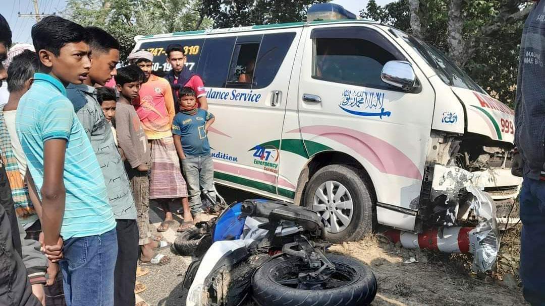 পুলিশের ধাওয়া খেয়ে অ্যাম্বুলেন্সের সঙ্গে ধাক্কা, মোটরসাইকেলচালক নিহত 