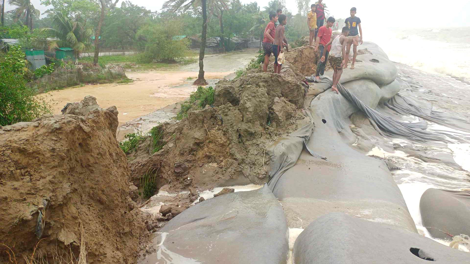 কুতুবদিয়ায় ৩ কিলোমিটার বেড়িবাঁধে ভাঙন, আহত ২