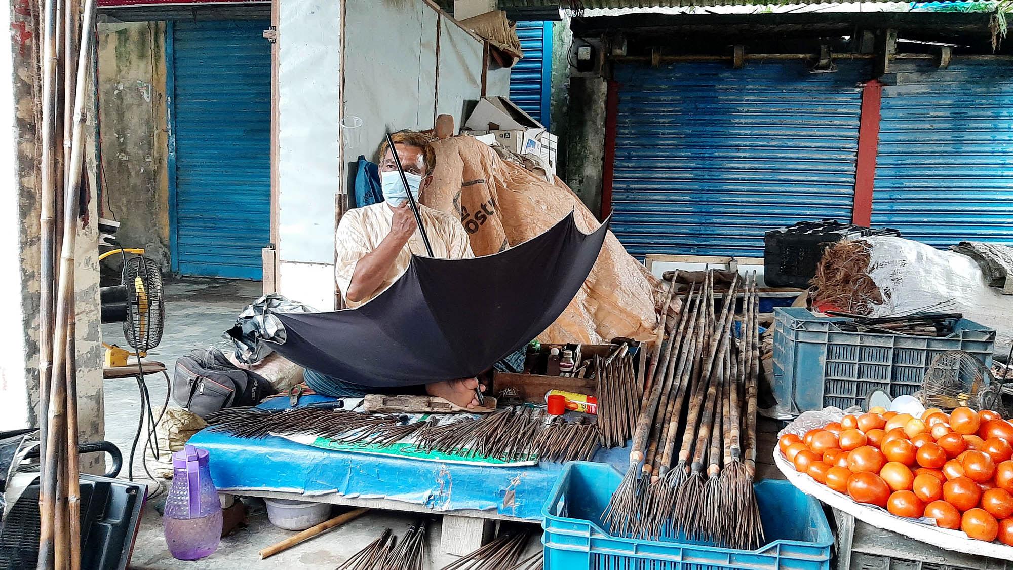 ঘোর বর্ষায়ও বেকার ছাতার কারিগররা