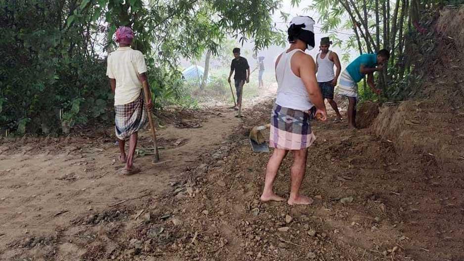 স্বেচ্ছাশ্রমে তৈরি হলো গ্রামীণ রাস্তা