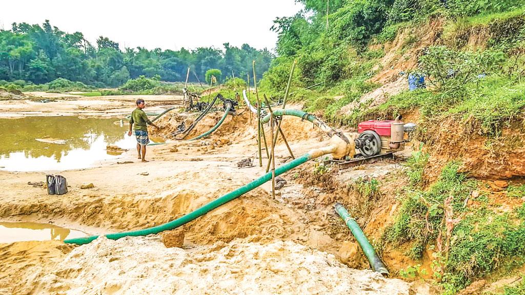 সংরক্ষিত বনে বালু লুট চক্রের ড্রেজার