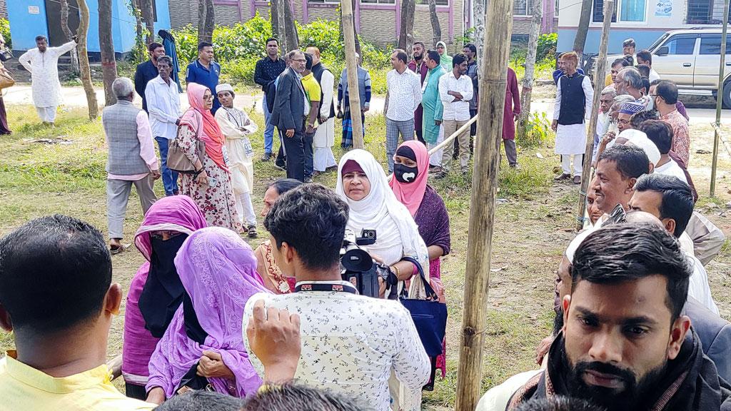 শান্তিপূর্ণ পরিবেশে চলছে নোয়াখালী জেলা পরিষদ নির্বাচন 