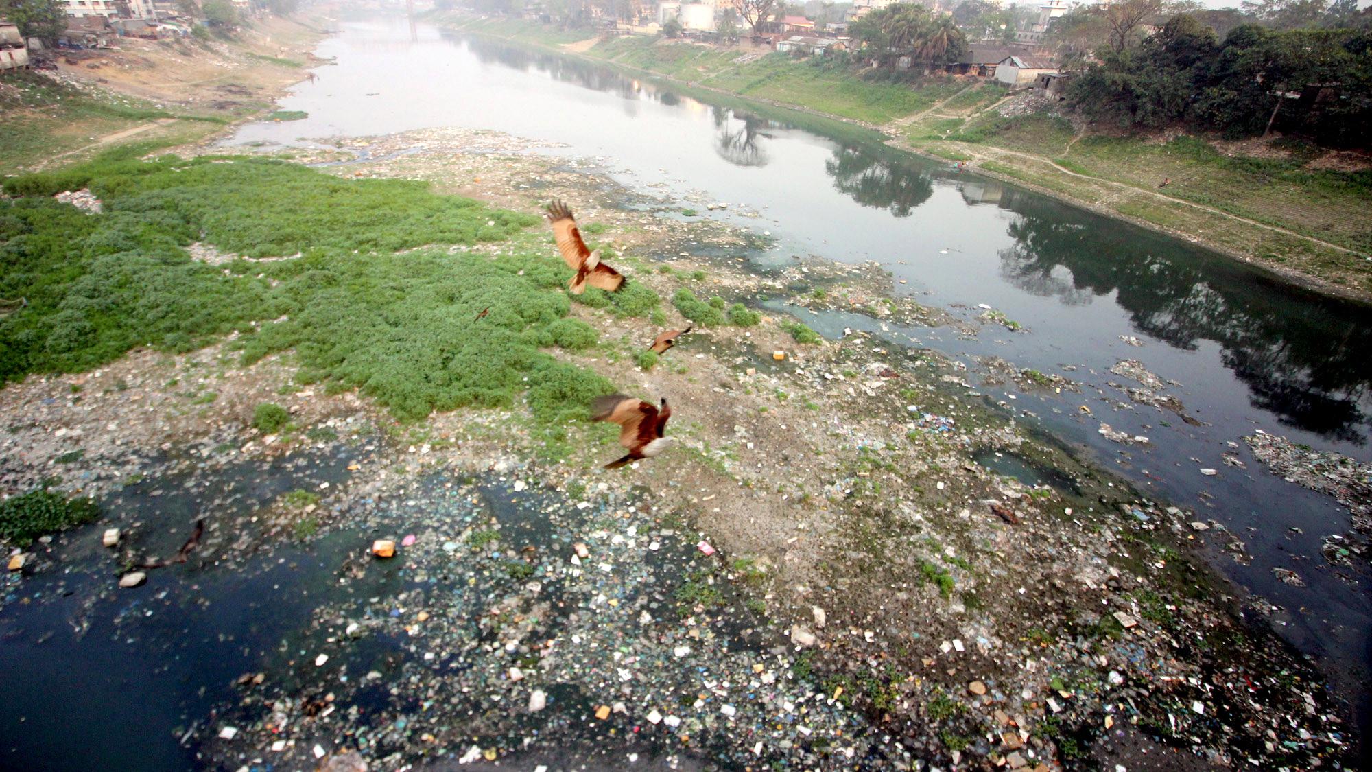 আবর্জনায় ভরাট সুরমা নদী